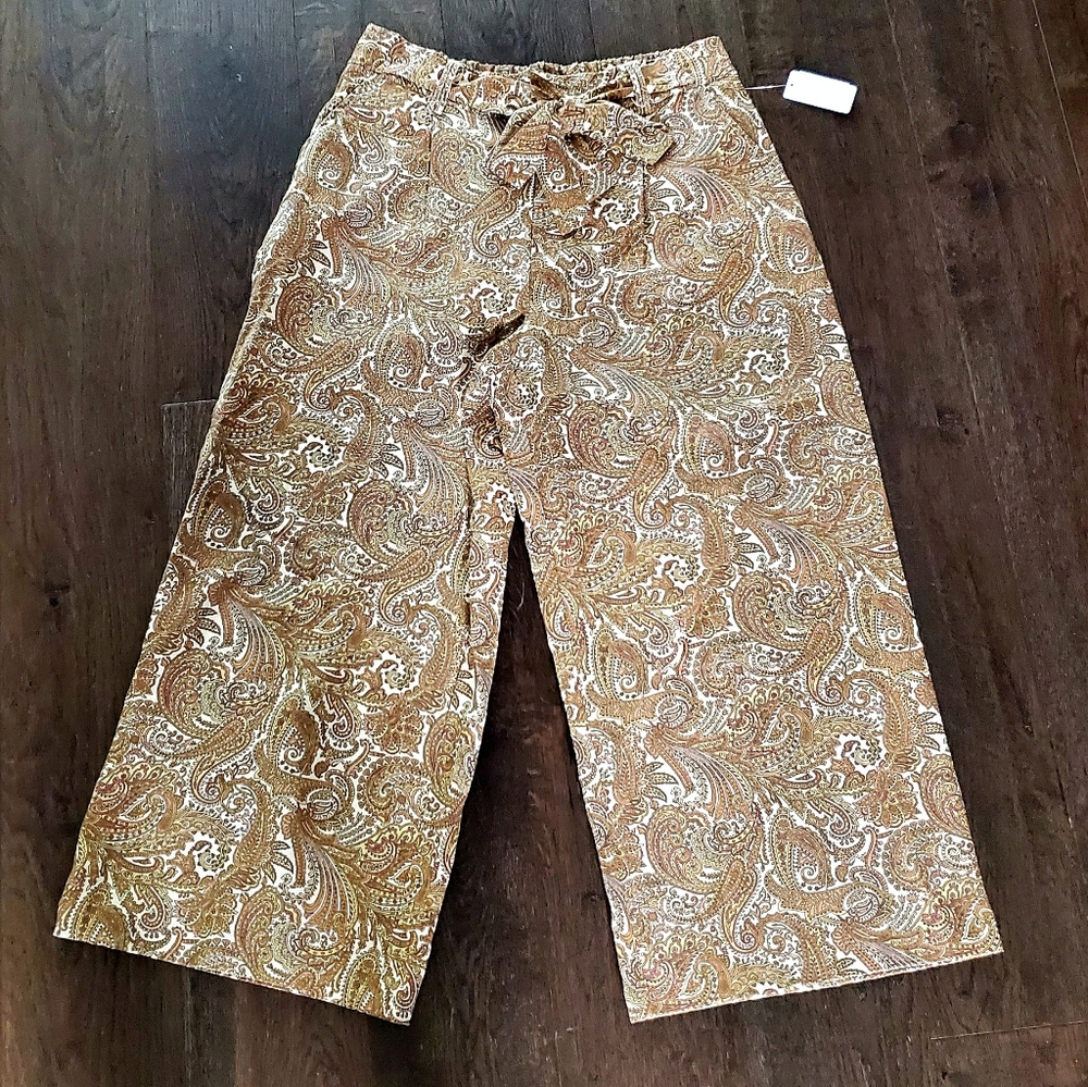 Women's Wide Leg Cropped Capris Pants Neutral Paisley Print Elastic Waist Medium